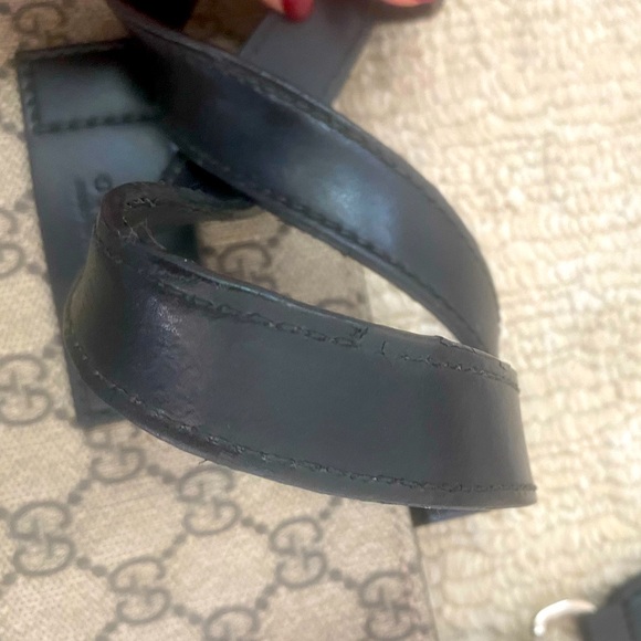 Authentic Gucci tote bag with signature Gucci logo and strap - Picture 10 of 16